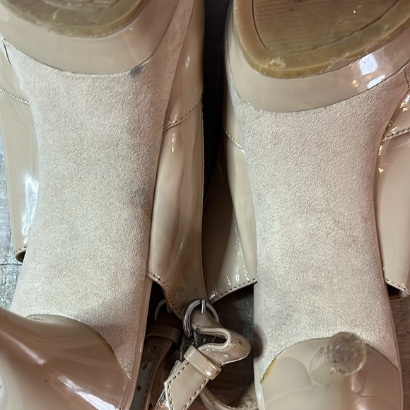 9 & Co Adorable Women’s tan sling back shiny heels Sz 8 - Picture 5 of 9